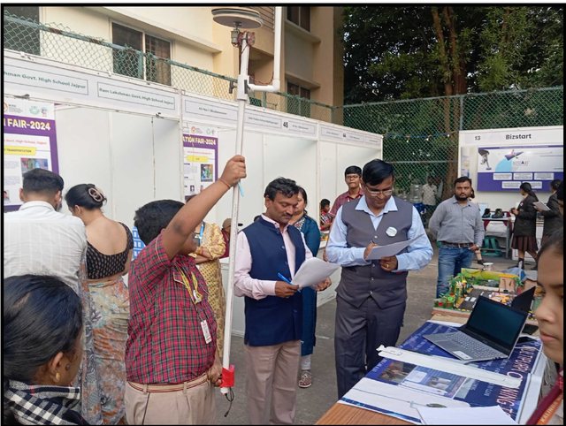 Explaining project to Dr. Vivek Kumar, National Innovation Foundation